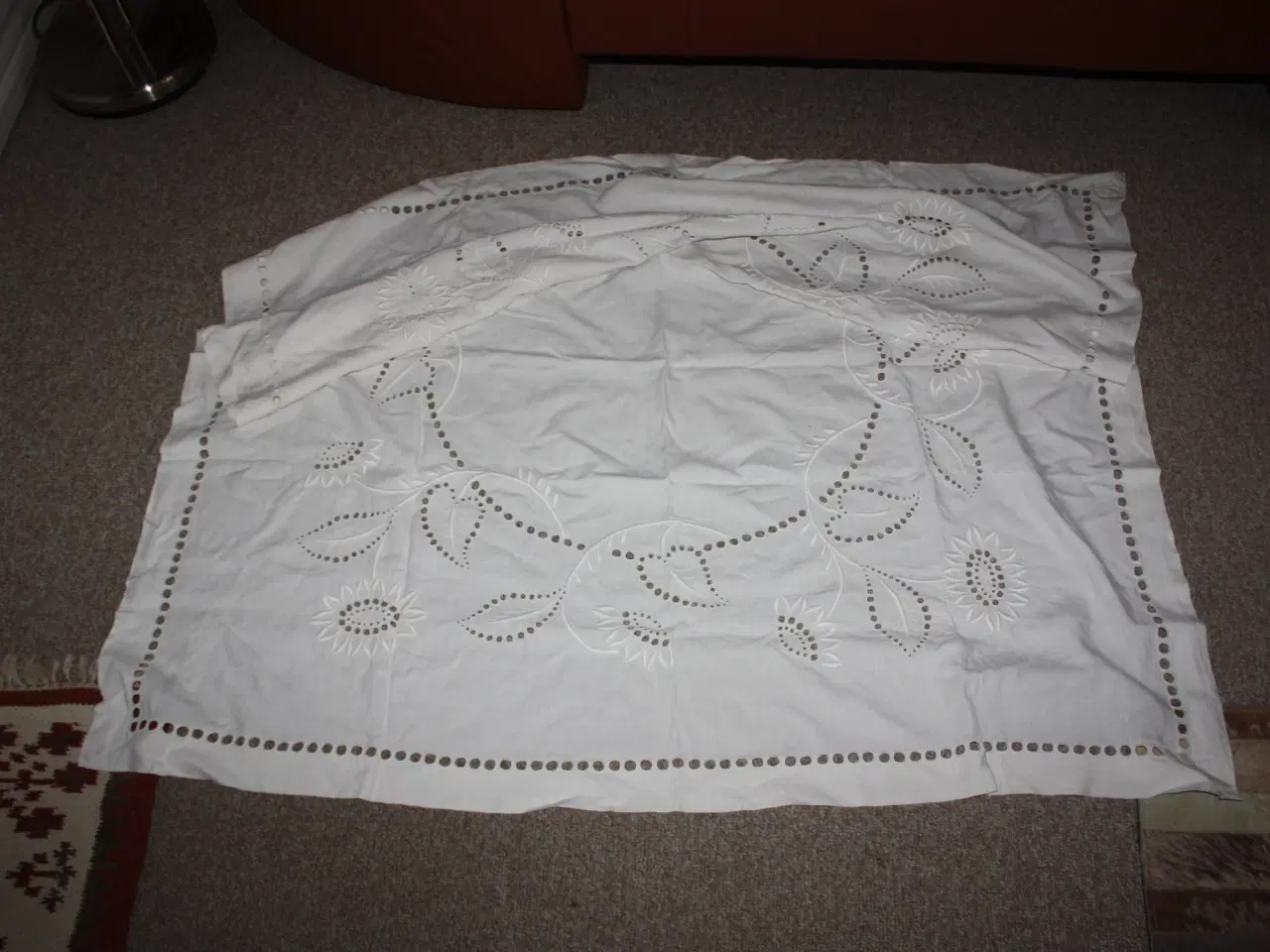 Billede 1 - Smuk gammel broderet dug 125 cm x 120 cm