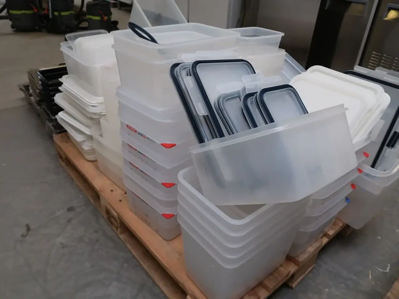 Billede 5 - Stort parti Plastkantiner m.m.