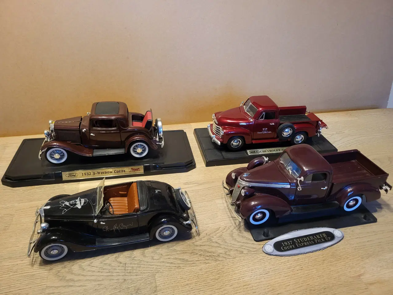 Billede 1 - Modelbiler 1:18 - 4 stk. Meget flotte 1000 kr.