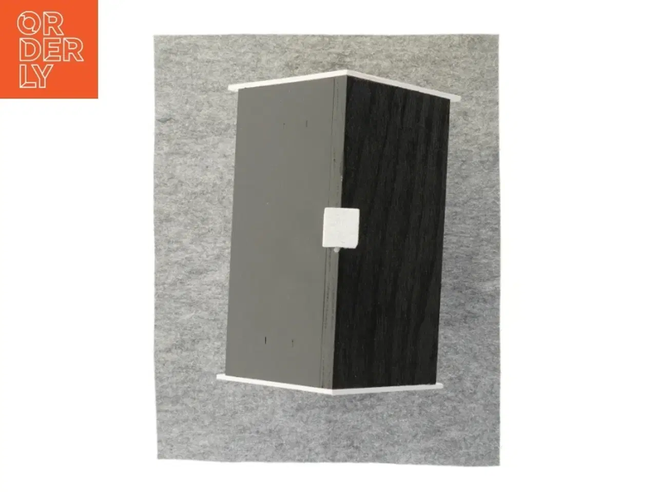 Billede 2 - Vinholder i form af et hus (str. 40x23x17 cm)