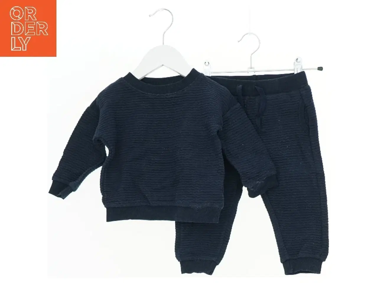 Billede 1 - Børnesæt med trøje og bukser fra Friends (str. 80)