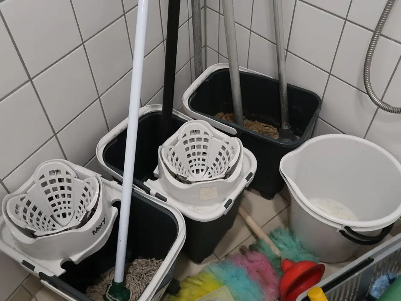 Billede 5 - Diverse rengøringsredskaber mm.