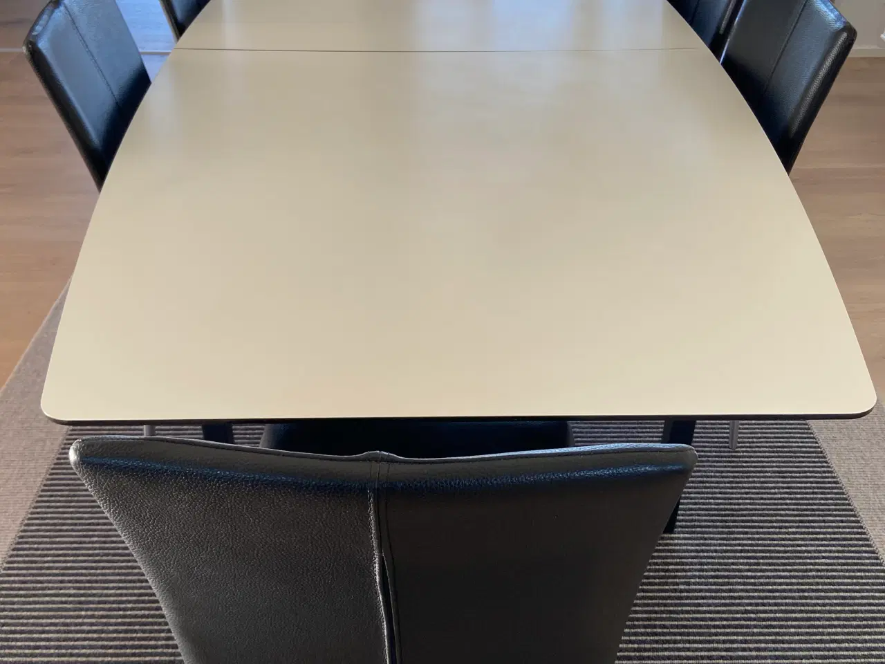 Billede 1 - Spisebord Laminat med 6 stole