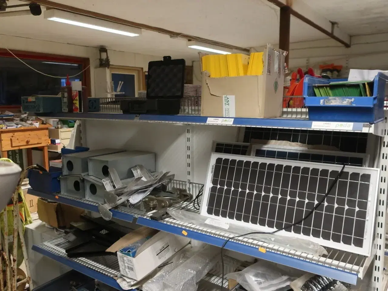 Billede 1 - 2 fag salgsreoler inkl. indhold (se billeder)