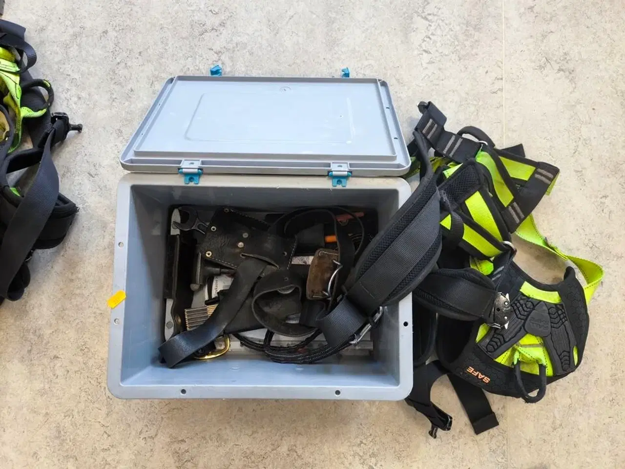 Billede 1 - Kasse m. sikringsgrej samt div.