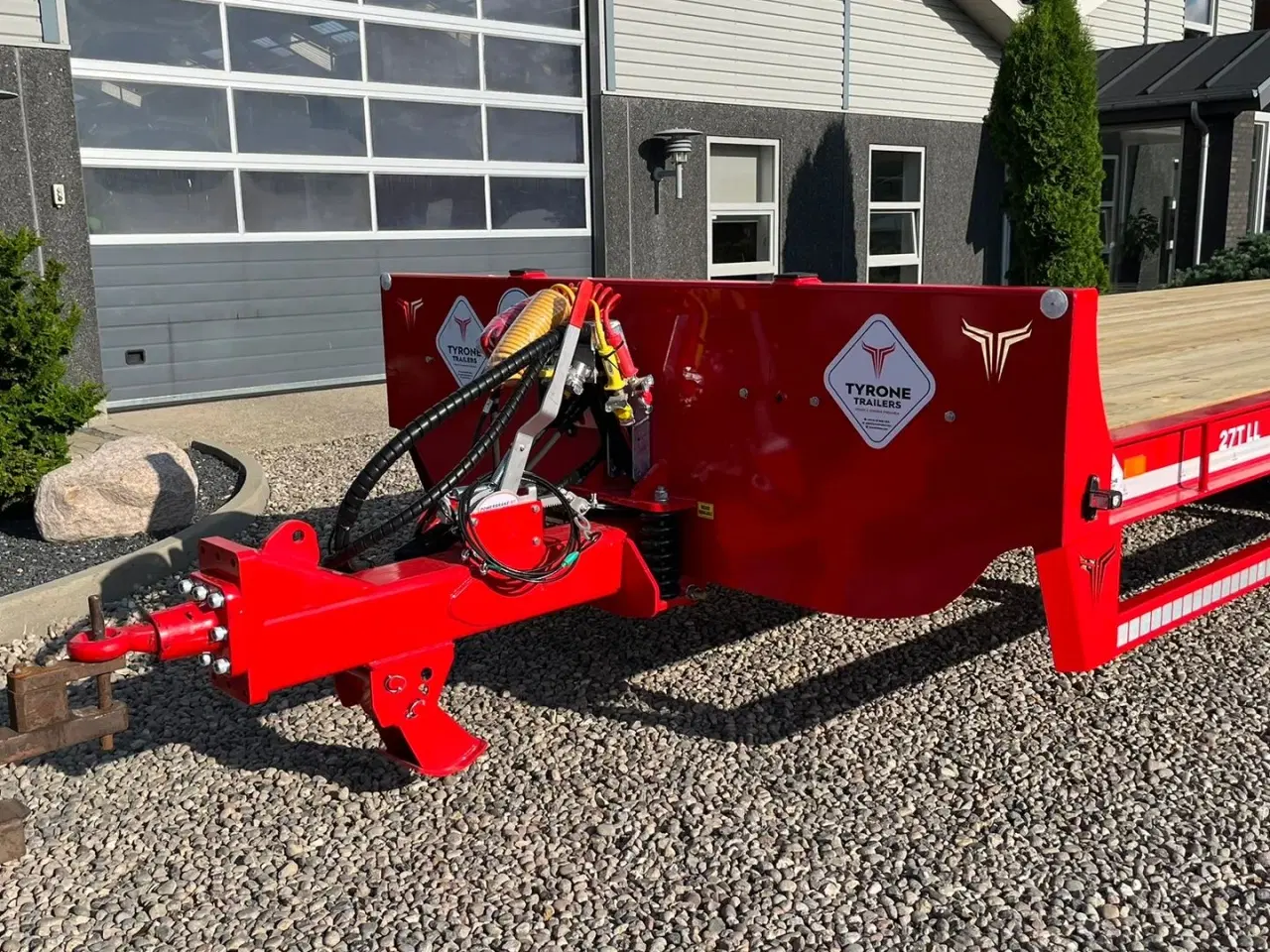 Billede 5 - Tyrone 27TLL LANG MODEL med kombi bremser, både luft og hydrauliske bremser. Affjedret træk og affjedret aksler. Med hydrauliske ramper og værktøjskasse