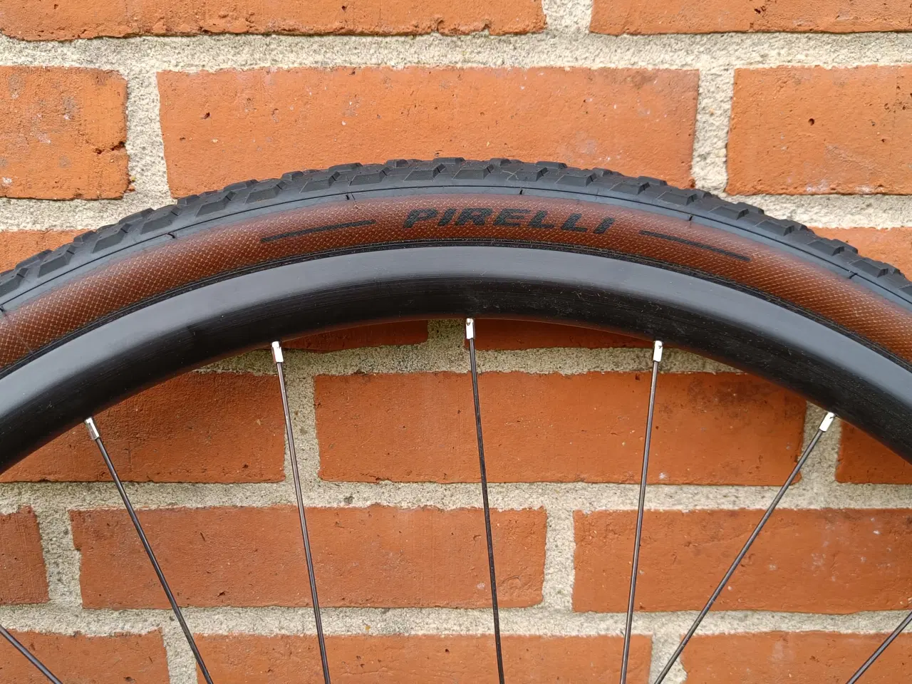 Billede 4 - Gravel dæk og fælge "Bontrager og Pirelli" 