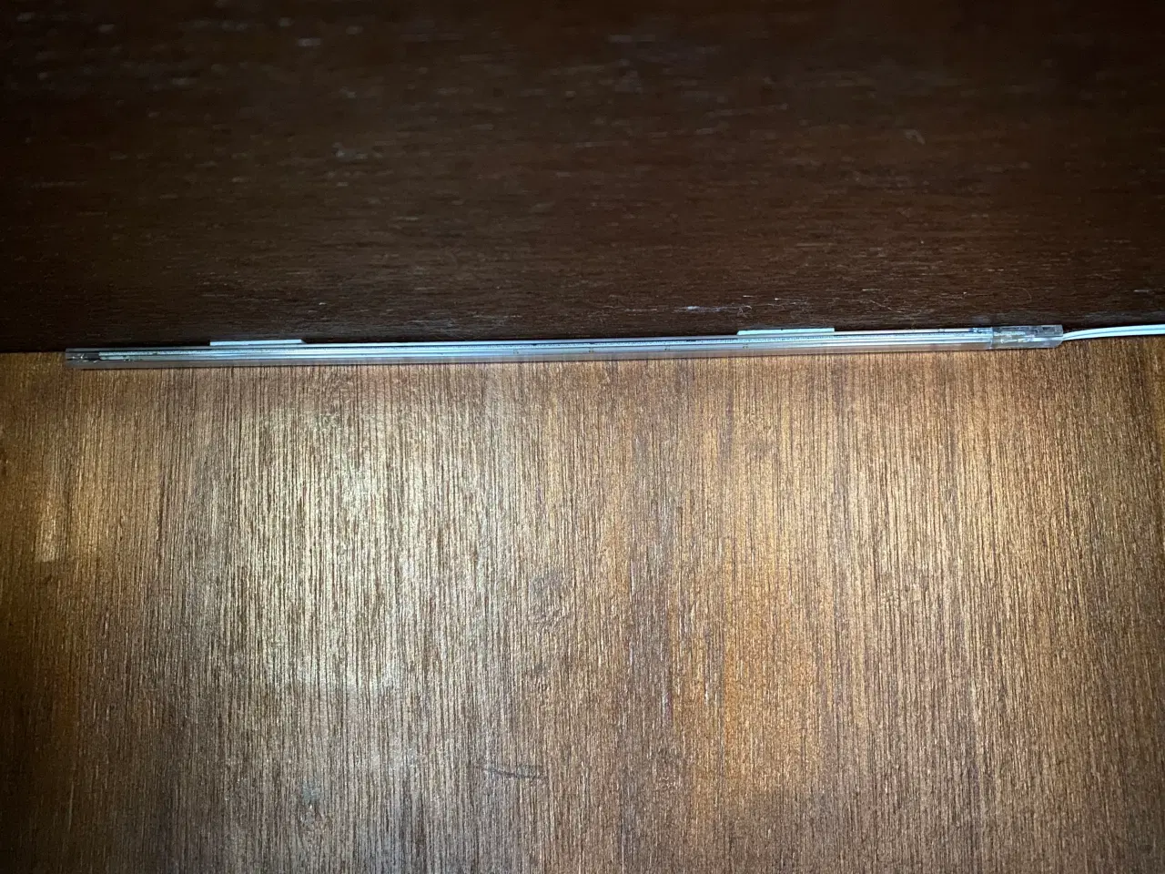 Billede 6 - Smukt vitrineskab med glas- og træhylder, inkl lys