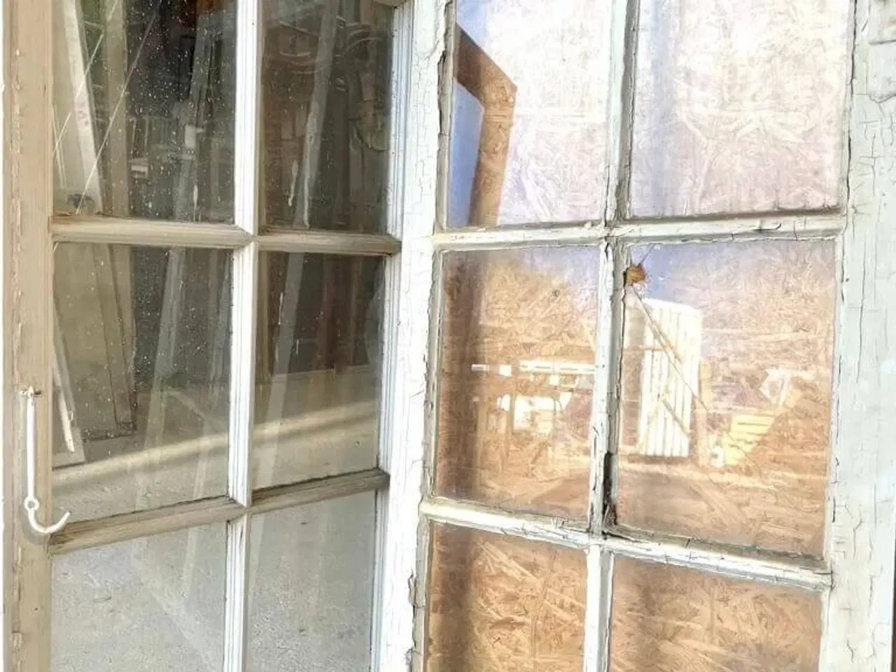 Billede 2 - Småsprosset 6-ruders vinduesramme fra ambassade