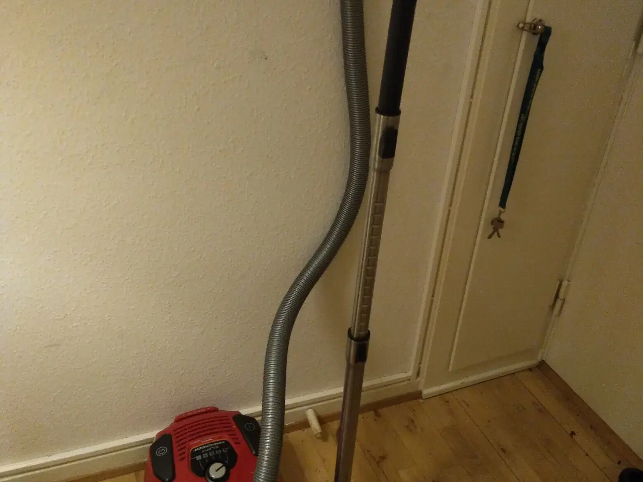 Billede 4 - Rød støvsuger næsten som ny