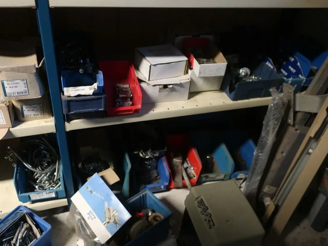 Billede 10 - 4 fag reoler inkl. indhold (se billeder)