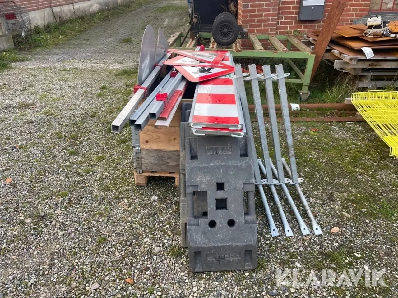 Billede 2 - Diverse afspærringer og skilte