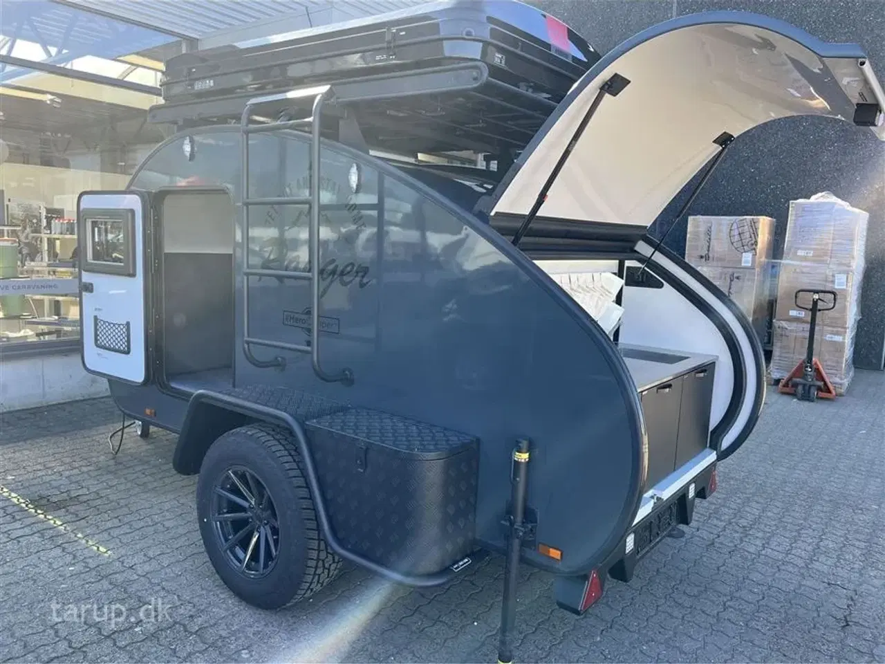 Billede 6 - 2023 - Hero Camper Ranger R   Køkkentelt, solcelle og batteripakke, alufælge, Webasto diesel fyr, Hero Camper Skyebox, markise, køleboks, endekøkken med 2 gasblus.