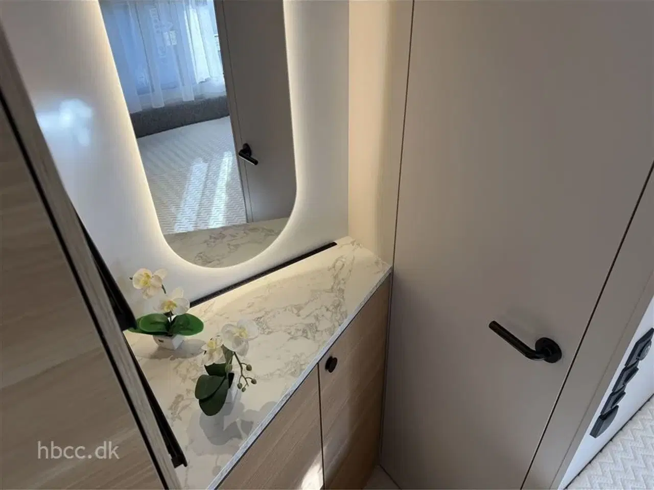 Billede 8 - 2026 - Adria Adora 522 UP   Adria Adora 522 UP – Komfortabel familievogn med dobbeltseng og rundsiddegruppe