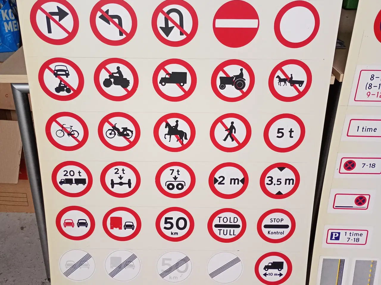 Billede 2 - Gamle Teori skilte og 2 stk blik skilte