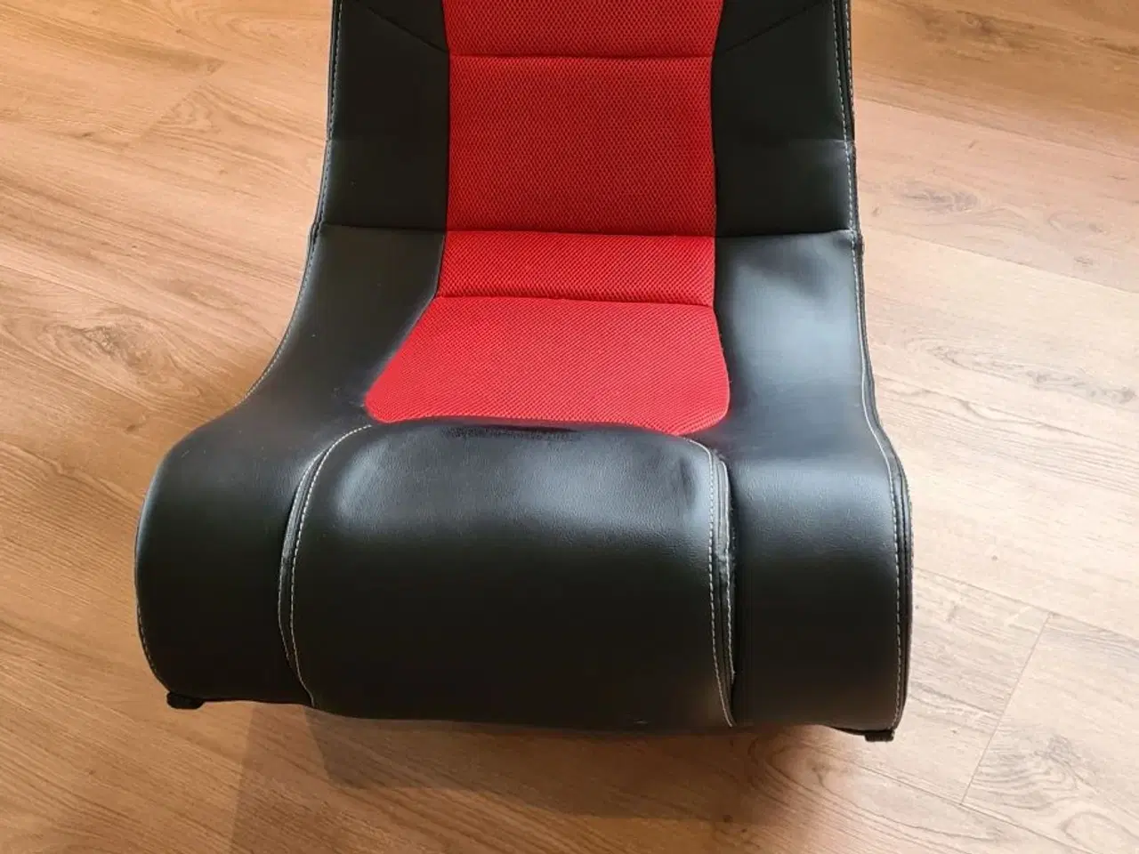 Billede 1 - Gamer med højttalere og musik afspiller.