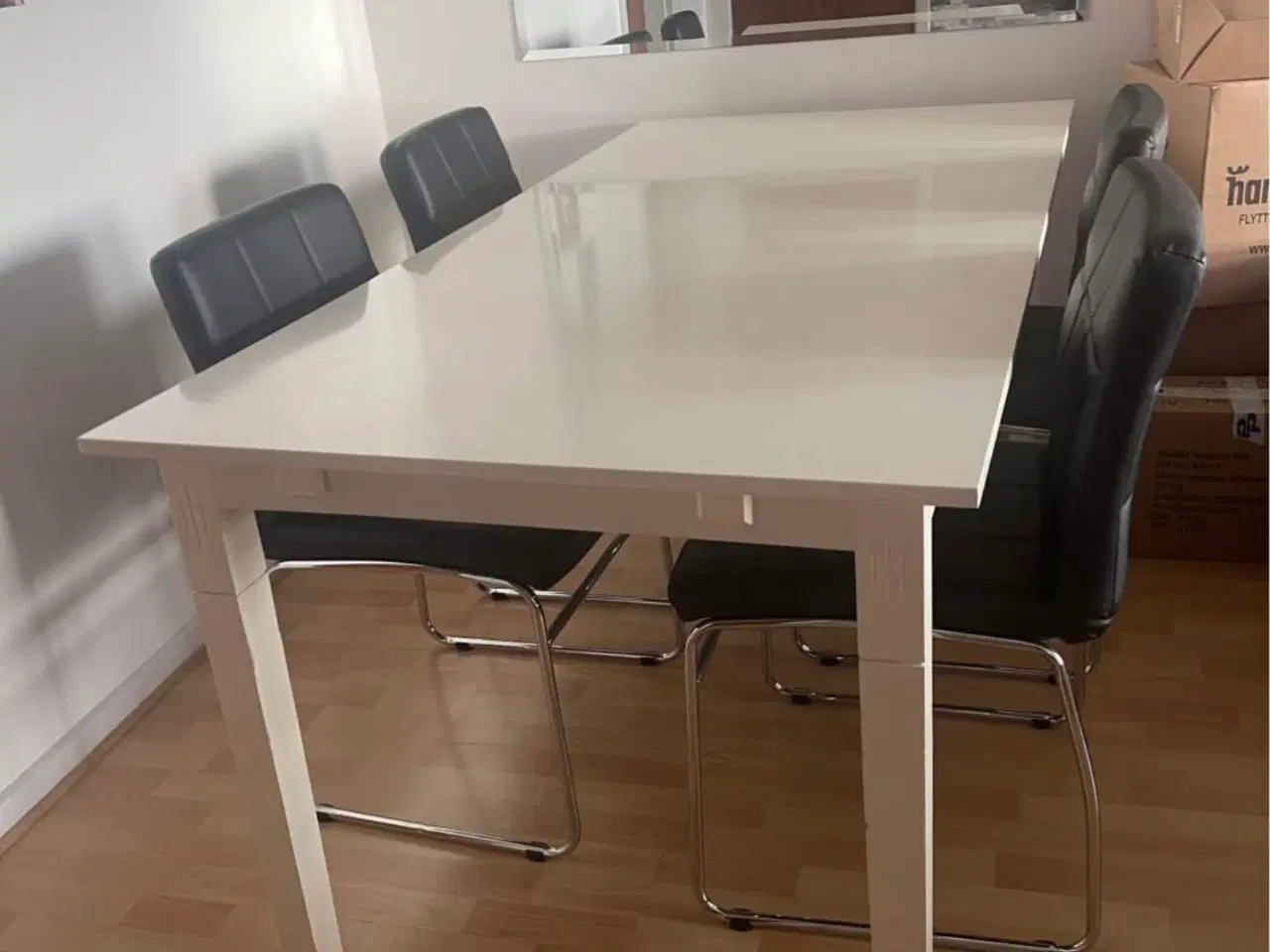 Billede 2 - Spisebord og 4 stole 