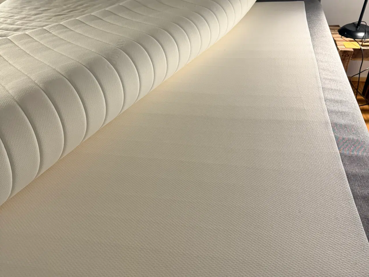 Billede 2 - Dobbeltseng med sengegavl og topmadras