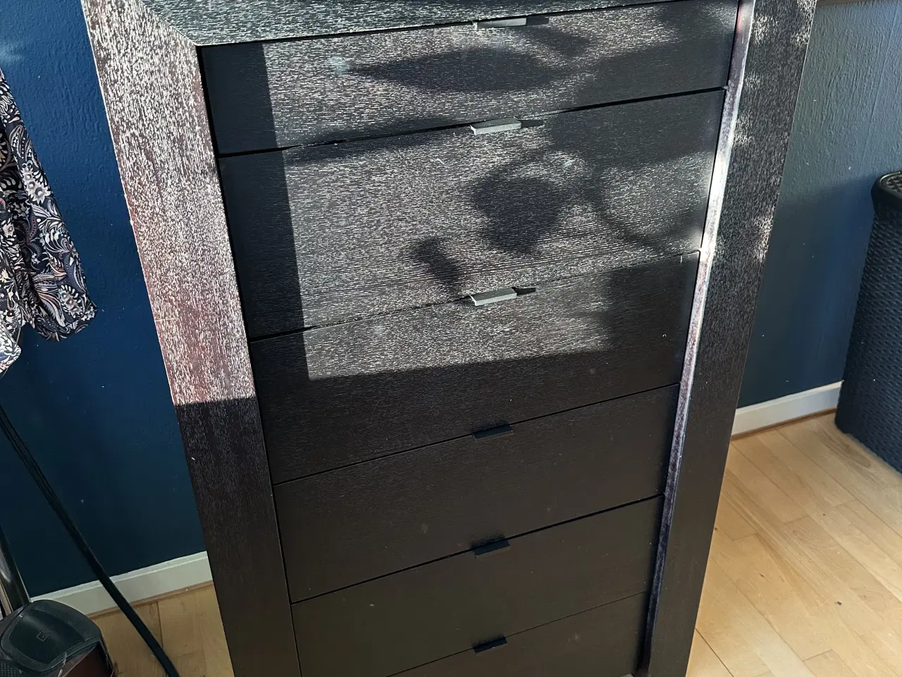 Billede 1 - Pæn sort kommode sælges grundet flytning
