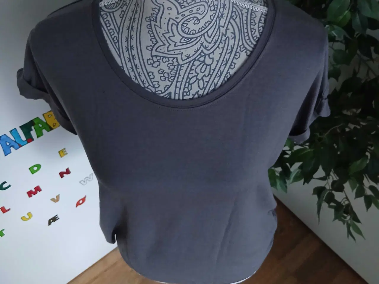 Billede 2 - Top. Only. Small/36