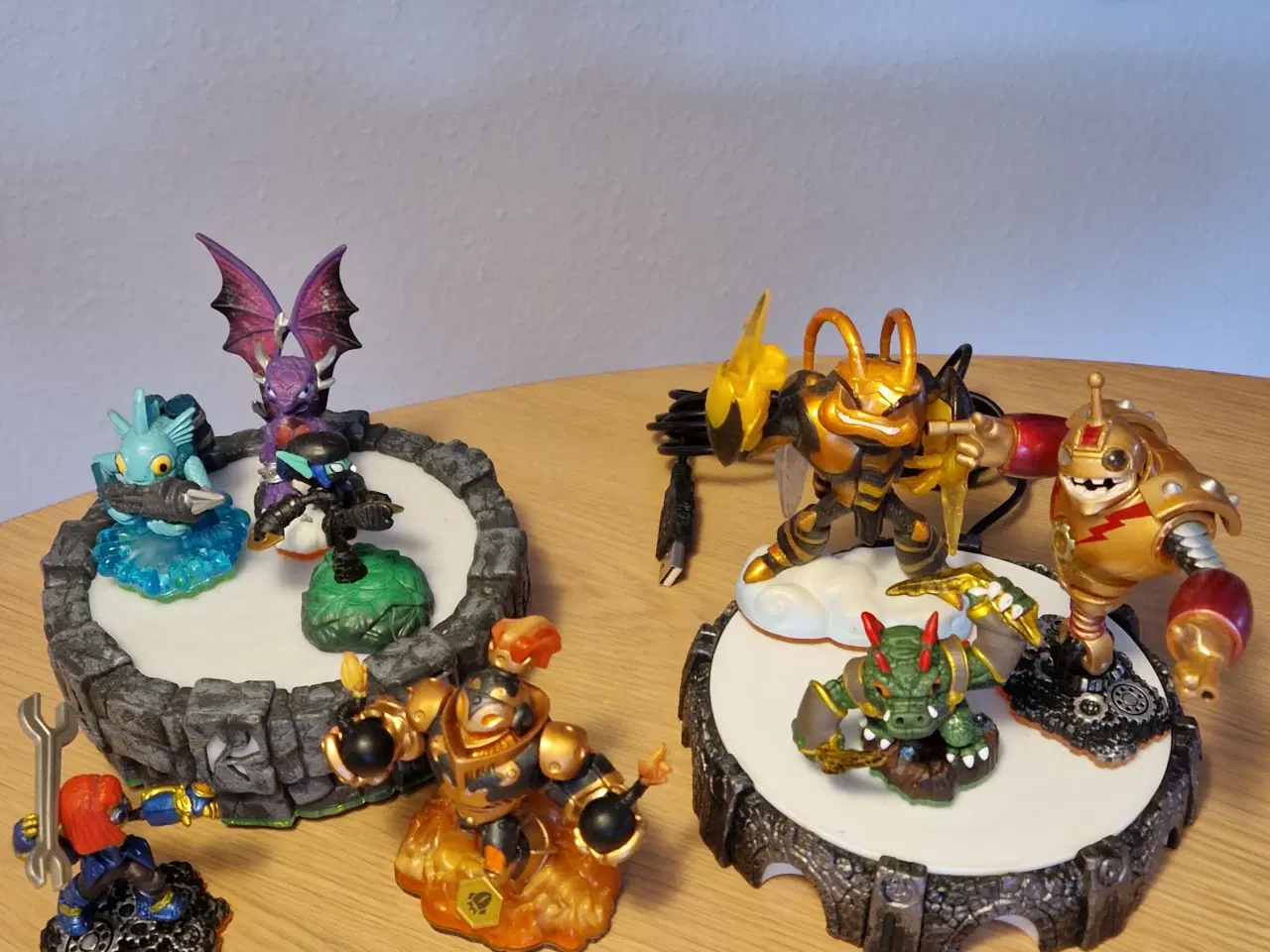 Billede 1 - 🎮 Skylanders pakke – 2 portaler + 8 figurer