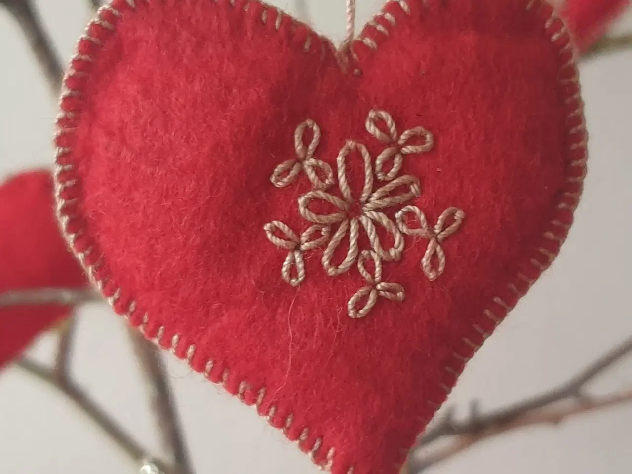 Billede 5 - Røde hjerter og kugler. Antikt pynt.