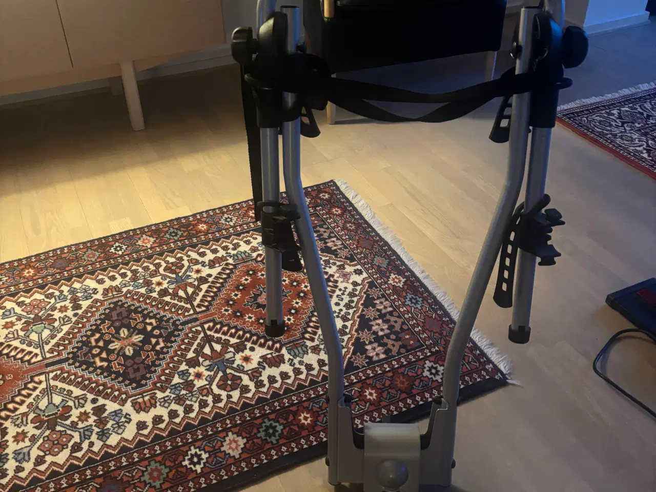 Billede 2 - Thule cykelstativ til 30 kg og nummerpladeholder