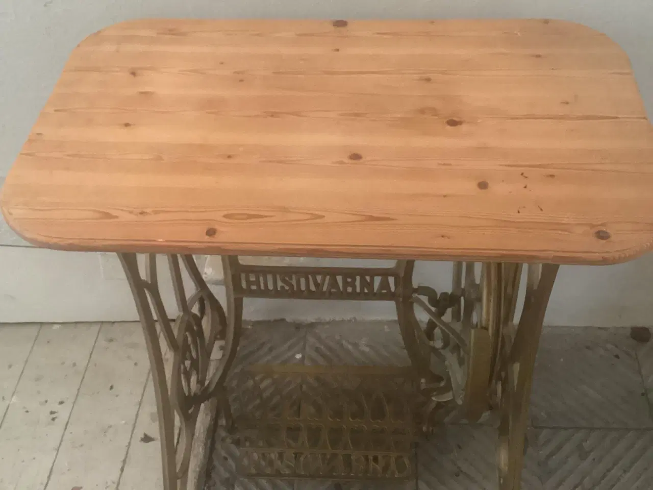 Billede 3 - Gl. sybord med fyrretræ bordplade