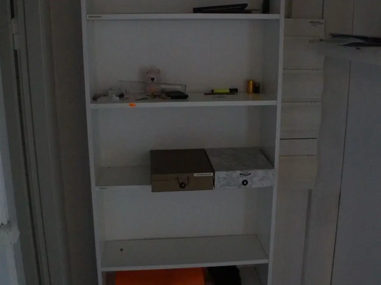 Billede 5 - Reol med indhold af diverse kontorartikler, m.v.