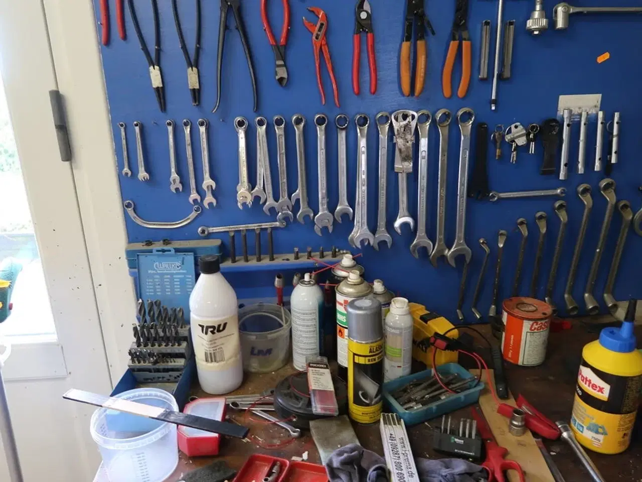 Billede 3 - Arbejdsbord med skruestik samt værktøjstavle med div. Værktøj