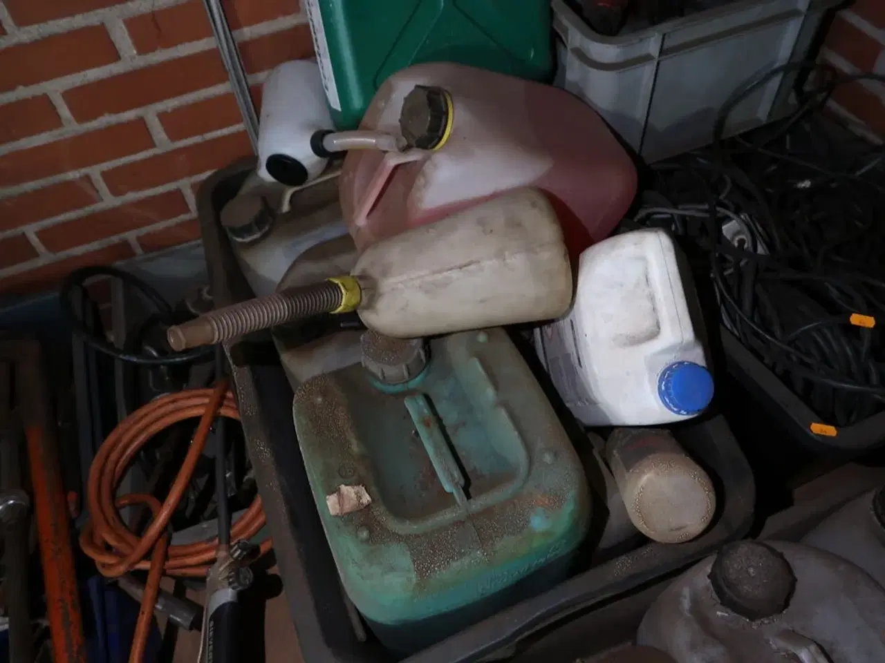 Billede 3 - Div. Dunke med indhold samt div. Forlængerledninger