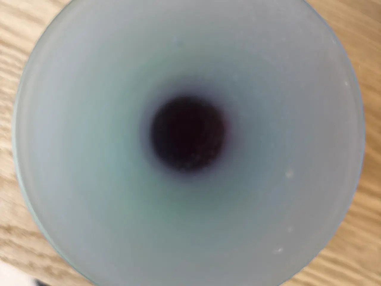 Billede 4 - 5 vintage-glas på fod i farvet, matteret glas