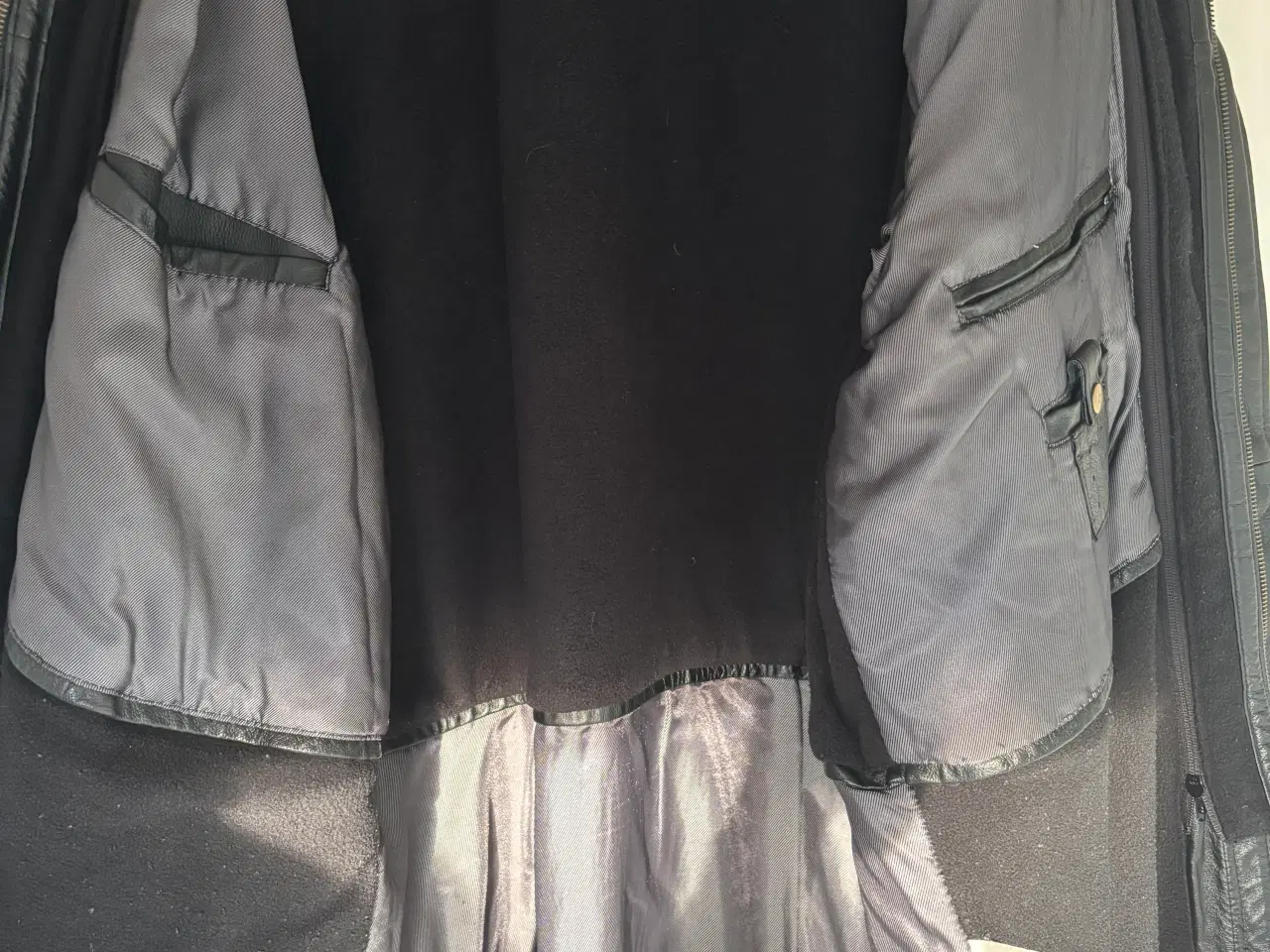 Billede 1 - Lækker skindjakke/-frakke