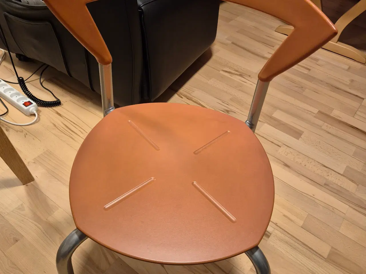 Billede 4 - Pænt charmerende Spisebord og 2 stole