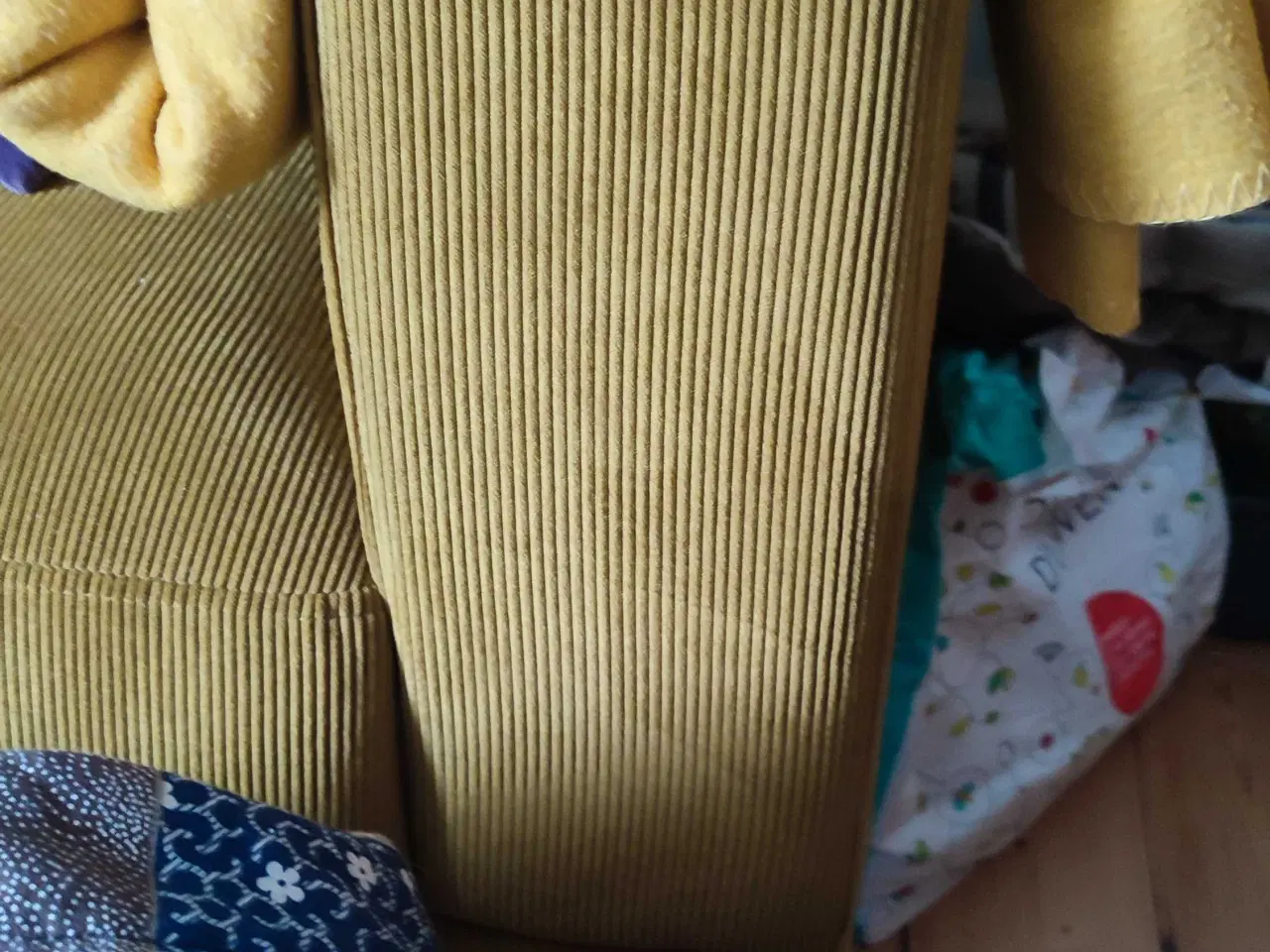 Billede 3 - Karry gul fløjls sofa fra ilva