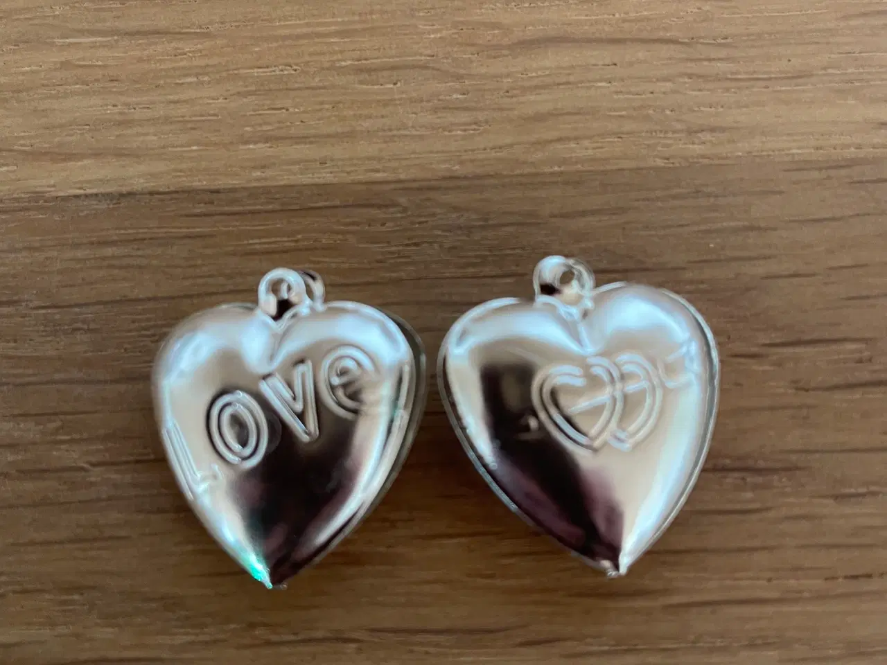 Billede 2 - Metalhjerter med LOVE indgravering