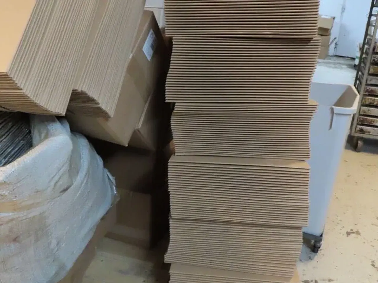 Billede 17 - Div. reoler og indhold