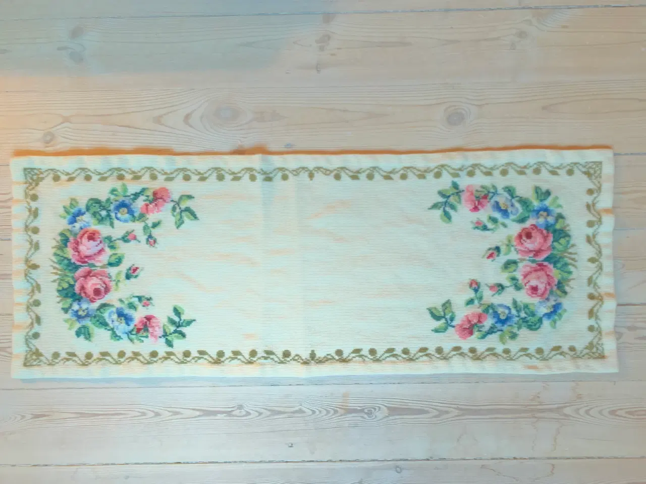 Billede 1 - Bordløbere fra, hvor håndarbejde var et "must"