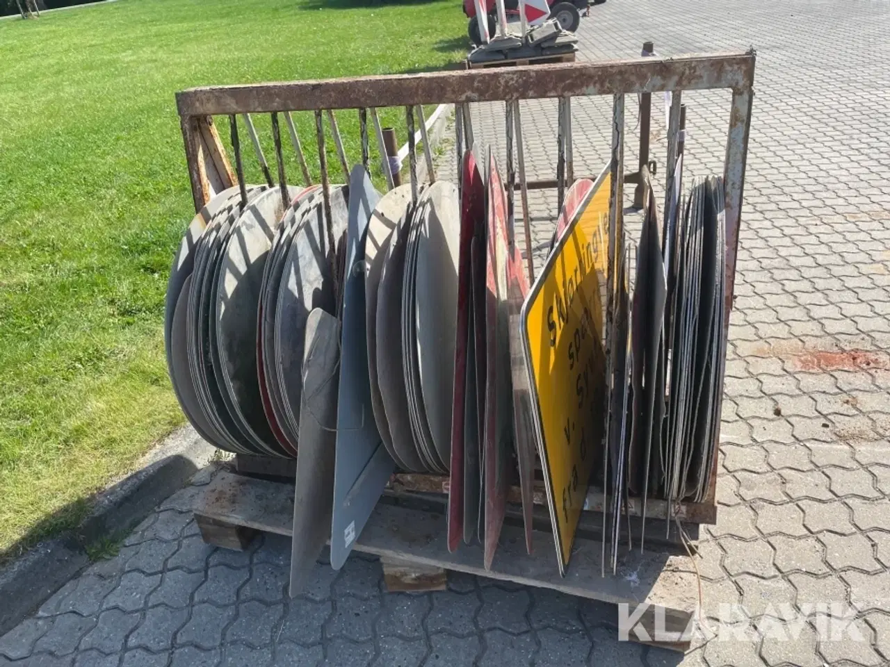 Billede 8 - Diverse vejskilte ca 64 styk med holder