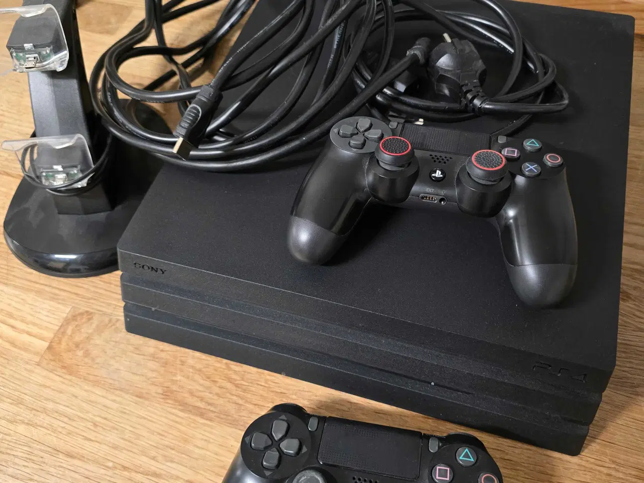 Billede 2 - Ps4 pro med kontroller