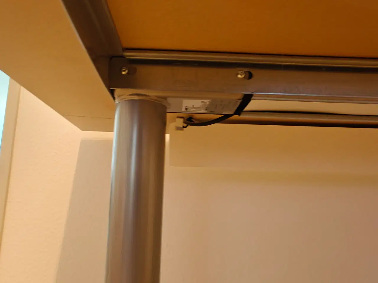 Billede 11 - Hvidt hæve-sænke skrivebord + Skuffeelement