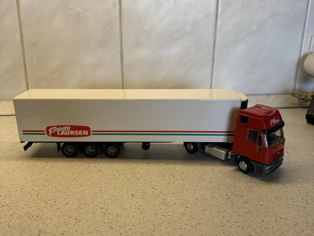 Billede 2 - Legetøjsbil - lastbil til pynt