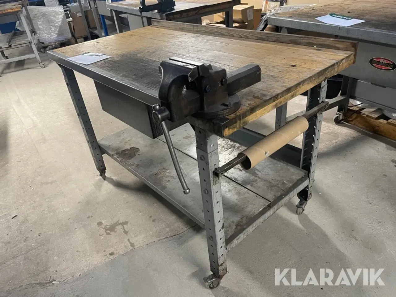 Billede 7 - Arbejdsbord på hjul med skruestik