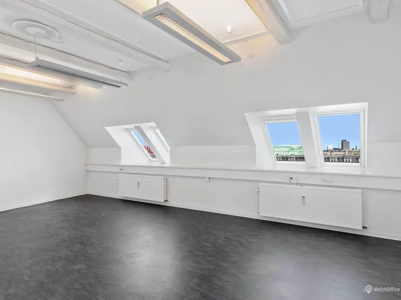 Billede 2 - Markant og eksponeret kontorhus med nem adgang til offentlig transport og parkeringsmuligheder