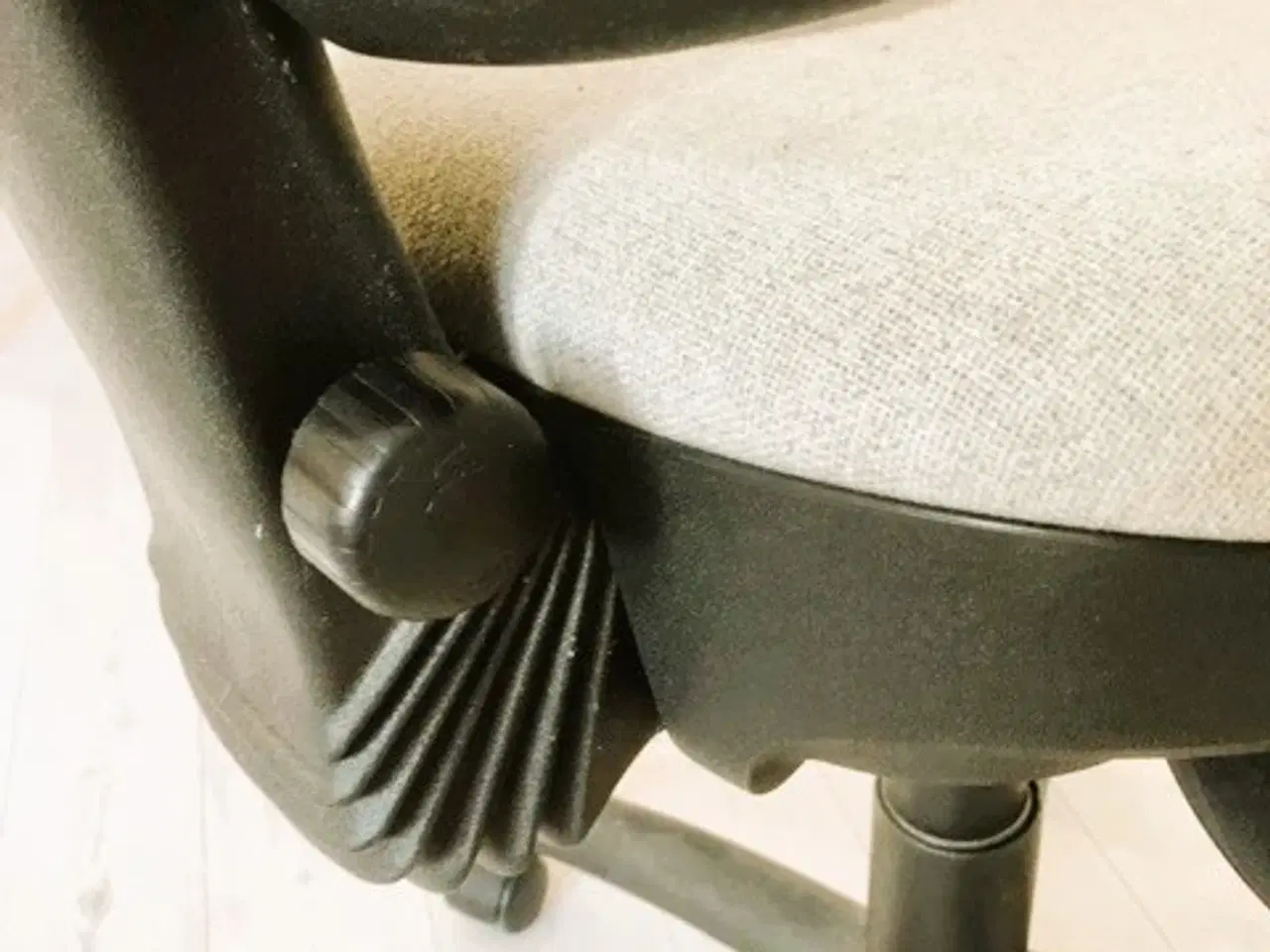 Billede 3 - Drejelig krivebordsstol med gråt stof