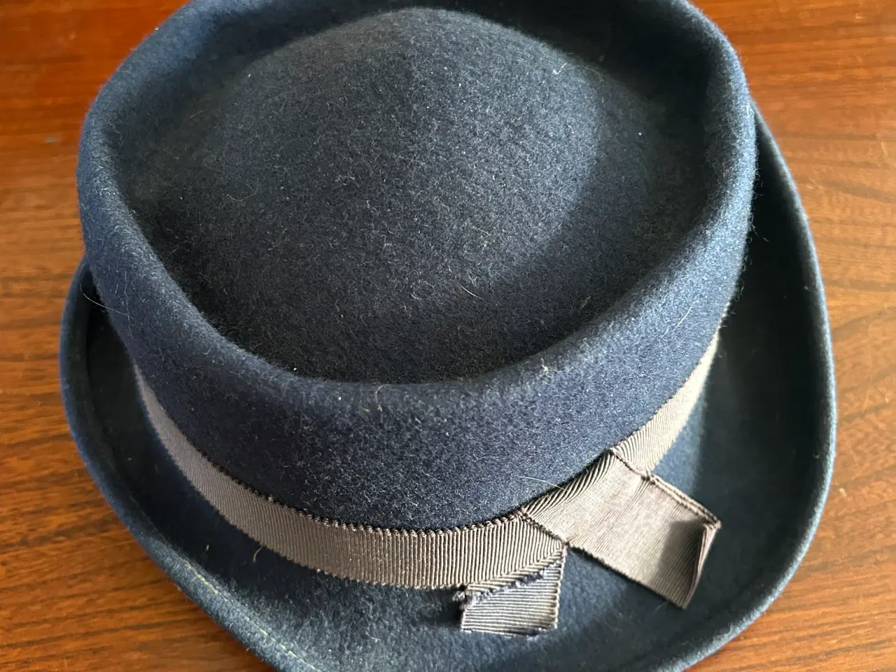 Billede 1 - Hat, Filthat, str. ca. 54 cm, blå filt