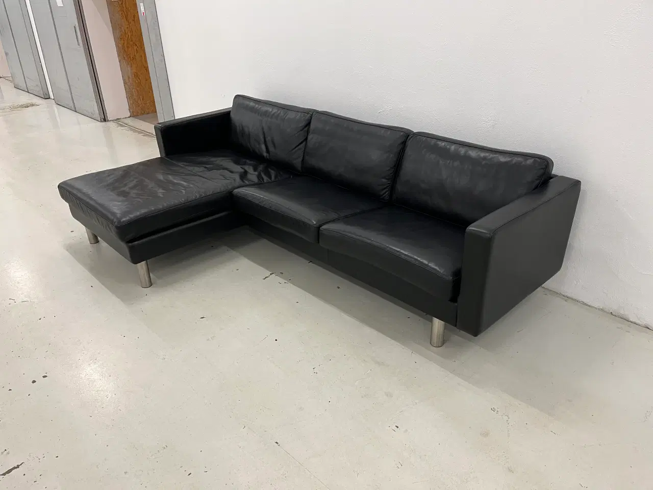 Billede 4 - Chaiselong sofa venstrevendt i sort anilin læder.