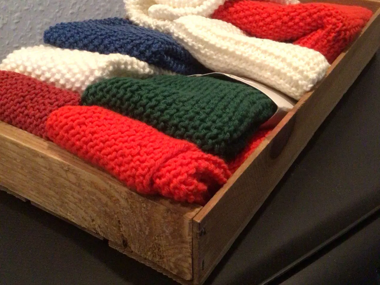 Billede 2 - Badeværelse deko.  8stk vaske klude og en trækasse