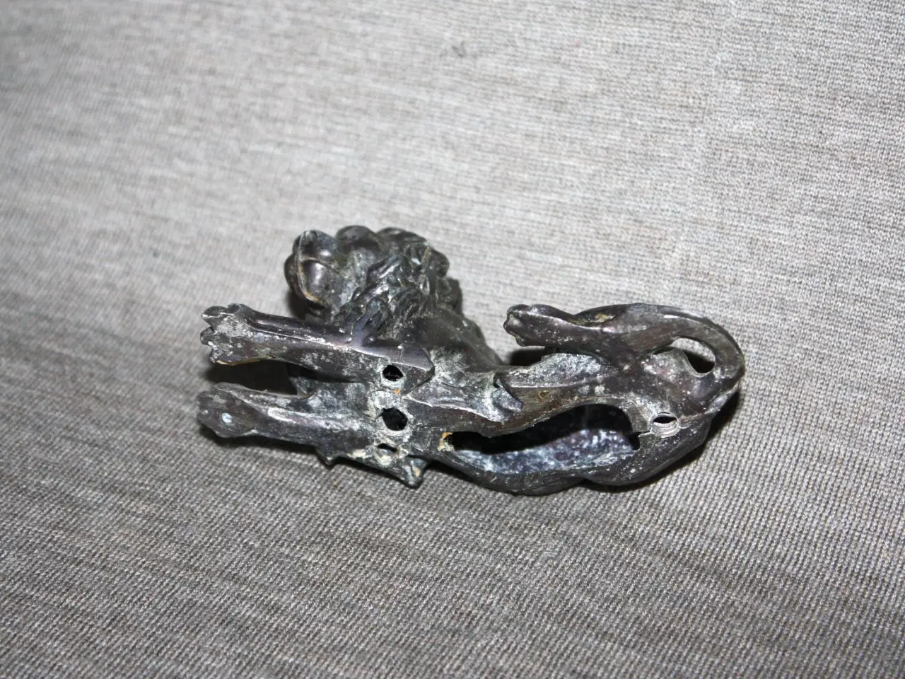 Billede 3 - Løve figur i metal længde 10,5 cm