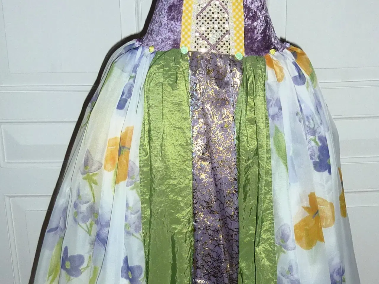 Billede 4 - Prinsessekjole til leg & udklædning. Str. 4-7 år.